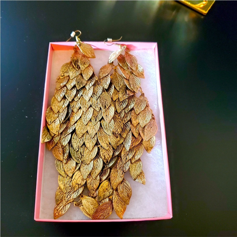 Bebe leaf earrings